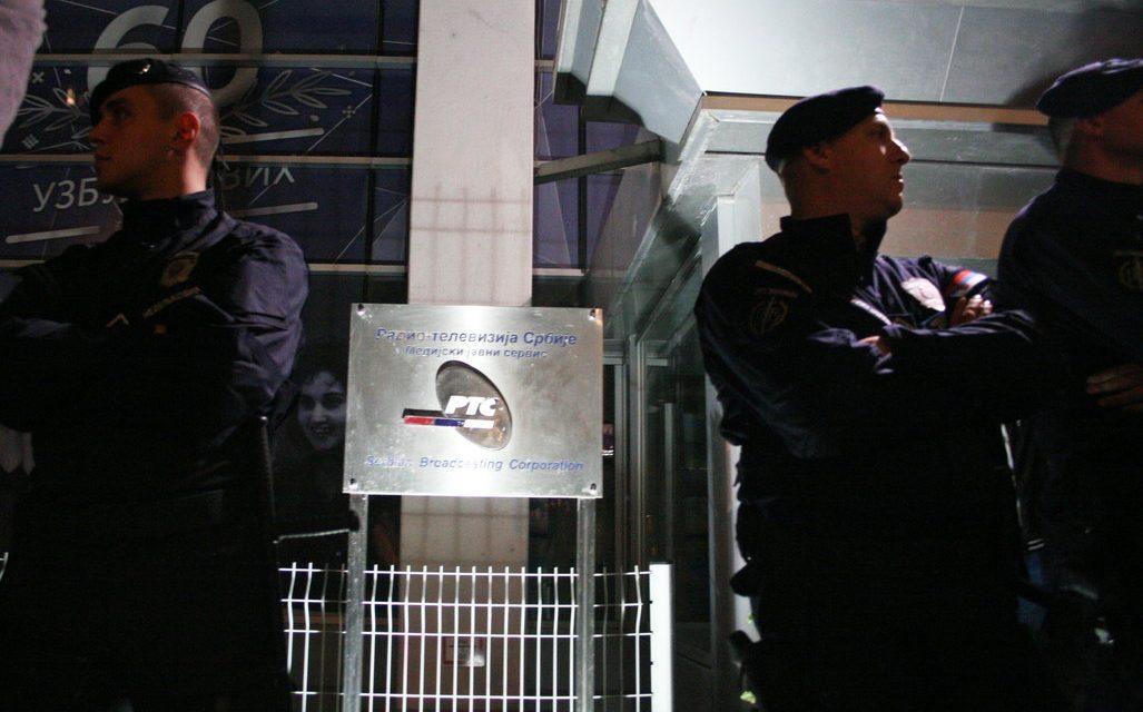 Megtámadták Vučić biztonsági embereit, két személyt őrizetbe vett a rendőrség