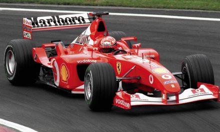 Elárverezik Michael Schumacher legendás 2002-es Ferrariját
