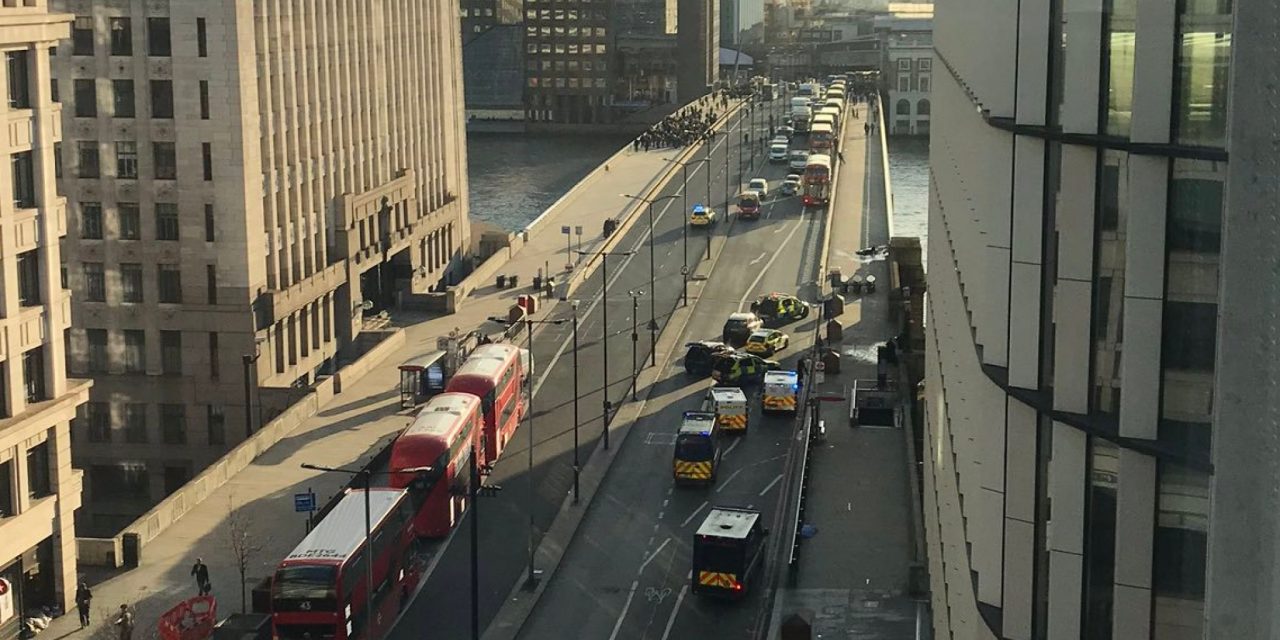 Többen megsebesültek egy késeléses támadásban Londonban (Élő videó!)