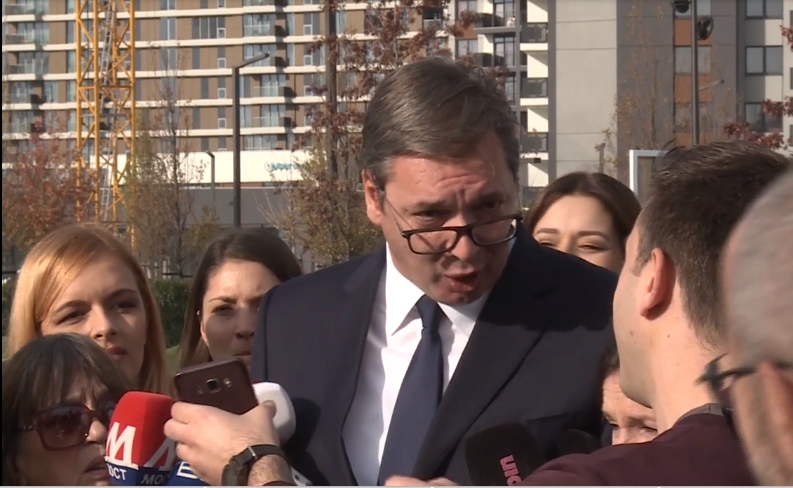 Vučić rosszullétét összefüggésbe hozták a neki feltett kellemetlen kérdésekkel