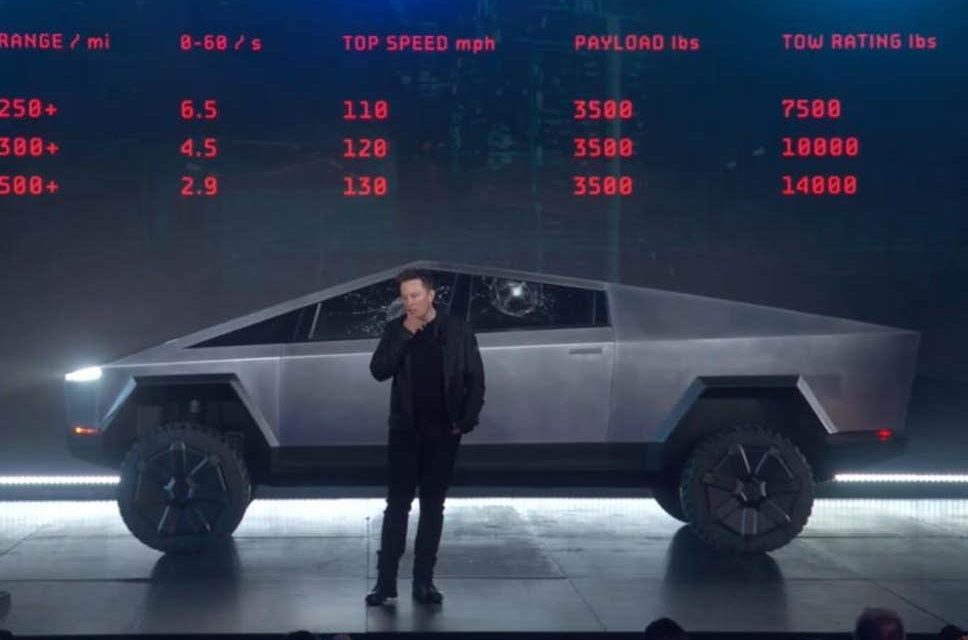 A Tesla bemutatta új kocsijának törhetetlen üvegét, ami a bemutató közben tört be (videó)