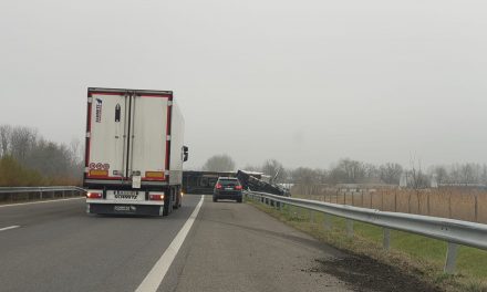 Felborult egy kamion Szegednél, lezárták az autópályát