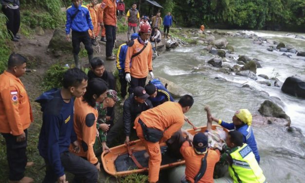 Szakadékba zuhant egy turistabusz Indonéziában, huszonöten meghaltak