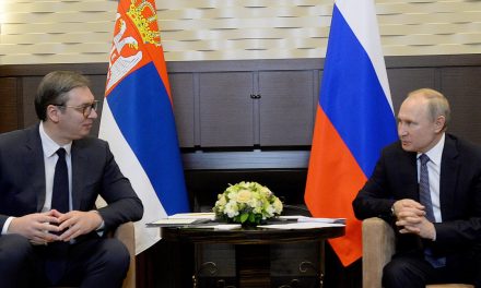 Vučić ma Szocsiban tárgyal Putyinnal