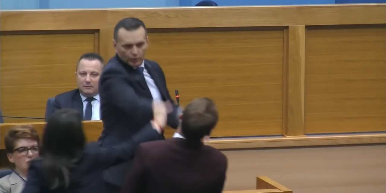 Arcon csapott egy ellenzéki képviselőt a boszniai Szerb Köztársaság belügyminisztere (Videó)