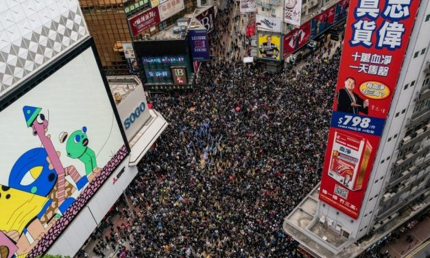 Százakat vettek őrizetbe az új év első megmozdulásán Hongkongban