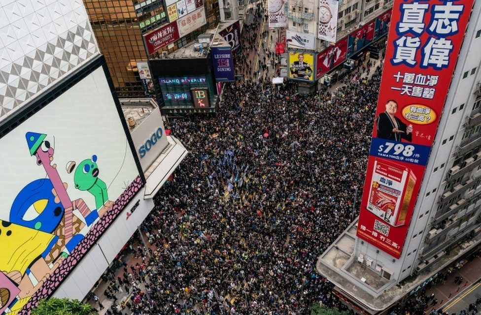 Százakat vettek őrizetbe az új év első megmozdulásán Hongkongban