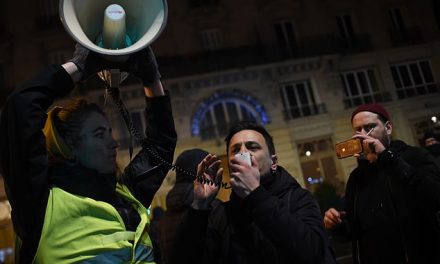 Macronnak távoznia kellett egy színházi előadásról a tüntetők ostroma miatt (VIDEÓ)