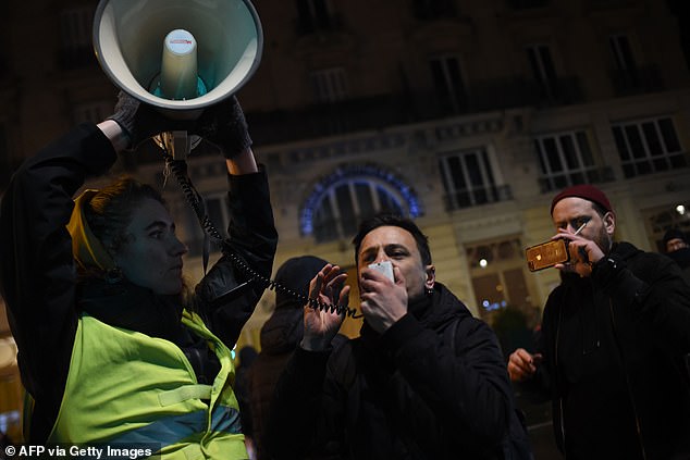 Macronnak távoznia kellett egy színházi előadásról a tüntetők ostroma miatt (VIDEÓ)