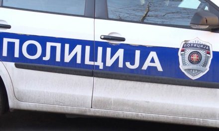 Újbelgrád: Az általános iskola közelében, egy autóban lőttek le egy negyvenegy éves férfit