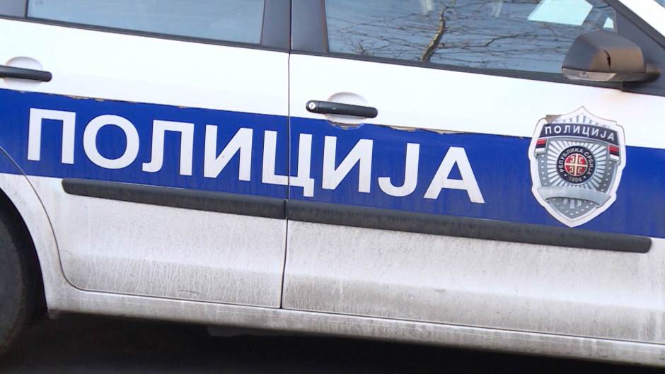 Újbelgrád: Az általános iskola közelében, egy autóban lőttek le egy negyvenegy éves férfit