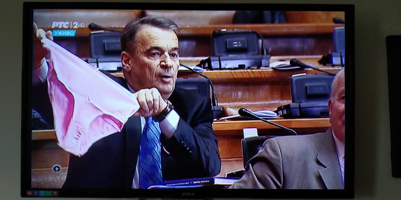 Sértegetések és egy rózsaszín bugyi a szerb parlamentben