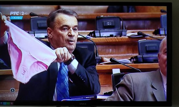 Sértegetések és egy rózsaszín bugyi a szerb parlamentben