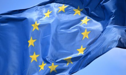 Az Európai Parlament továbbra is az EU-s pénzek jogállami garanciákhoz kötését javasolja