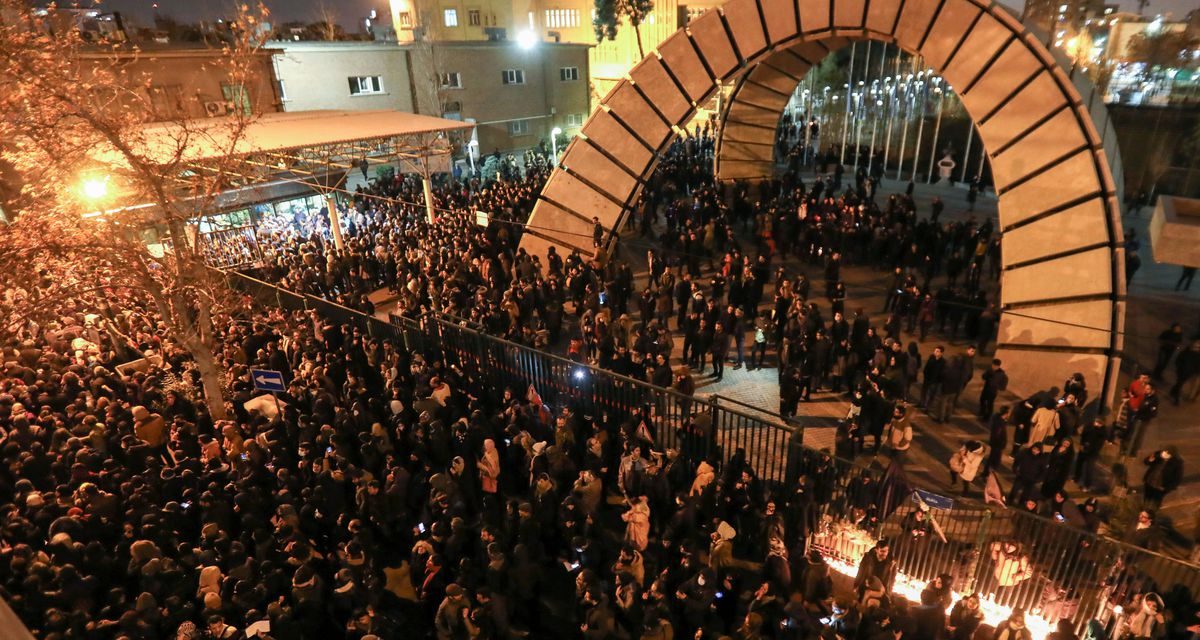 Vasárnap már egész Iránra kiterjedtek a rezsimellenes tüntetések