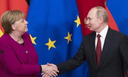 Merkel: Putyin talán a távozásomra várt, hogy megtámadja Ukrajnát