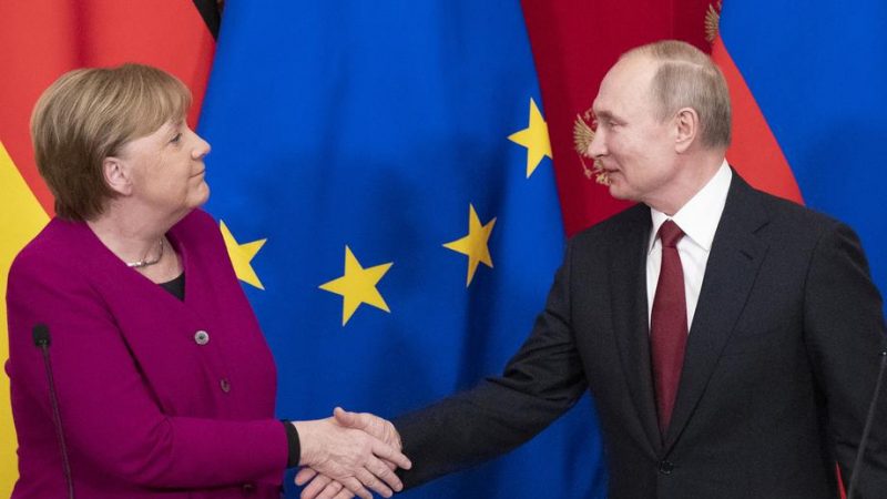 Merkel: Putyin talán a távozásomra várt, hogy megtámadja Ukrajnát