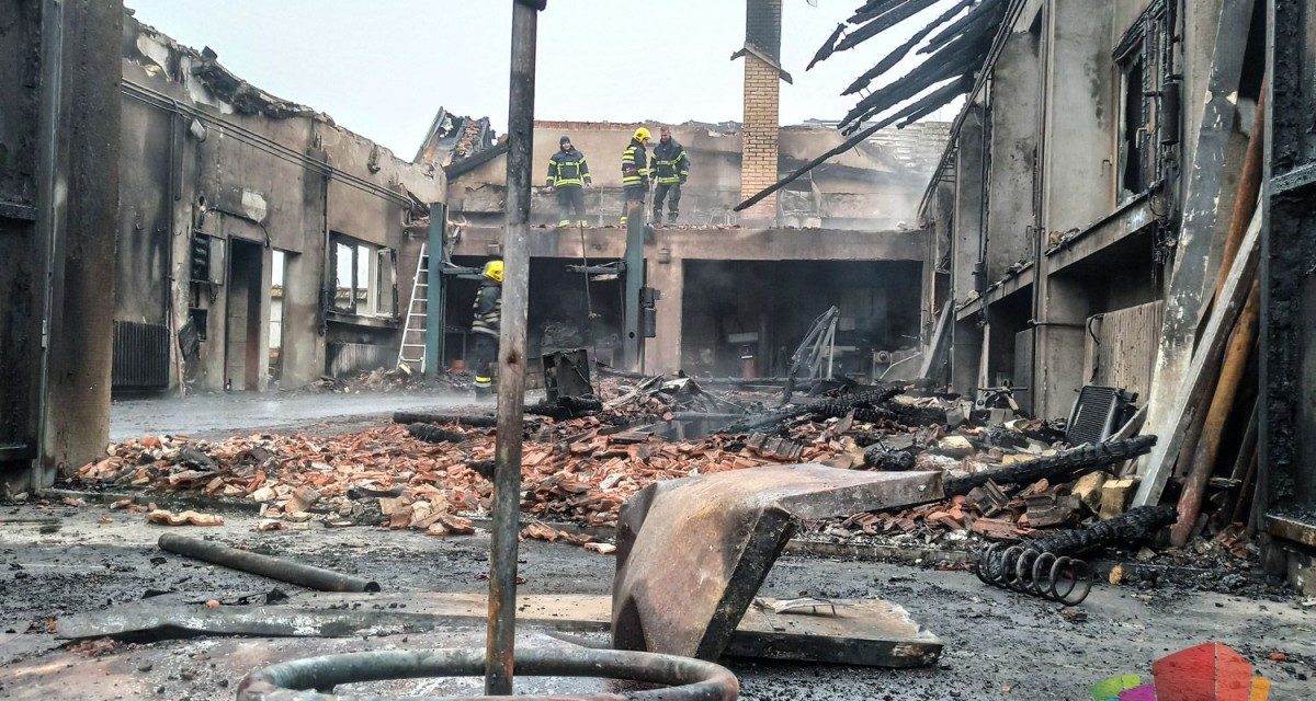 Szabadka: Leégett egy autószerelő műhely, az anyagi kár tetemes (Fotók)