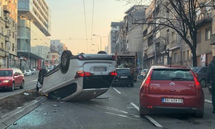 Belgrád: Felborult egy autó, a mentők három sérültet szállítottak kórházba