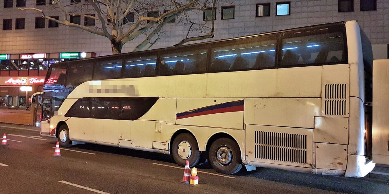 Egy széthulló félben lévő szerbiai buszt zárt ki a forgalomból a német rendőrség (Fotók)