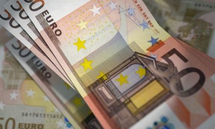 Hatvanhétezer eurót rejtett az övébe