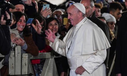 Ferenc pápa rácsapott egy nő kezére, aki a kordonon keresztül ragadta meg az egyházfőt (Videó)
