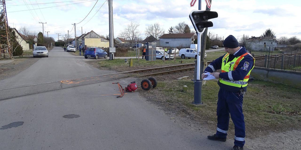 Vonattal ütközött egy kerti traktor, mentőhelikopter érkezett a helyszínre