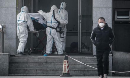 Már kilenc kínai városban vezettek be közlekedési zárlatot a koronavírus miatt, tovább nőtt a halottak száma (videó)