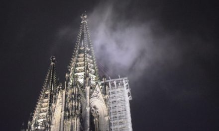 Füstnek látszó felhő okozott pánikot a kölni dómnál