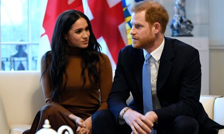 Harry herceg és Meghan hercegnő lemond királyi titulusáról és nem vesz részt a királyi család munkájában