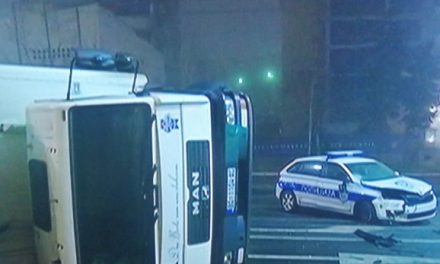 Két rendőr sérült meg a szerb kormány épülete előtti balesetben