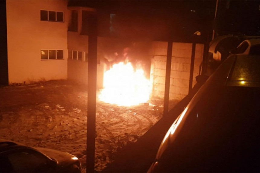 Felgyújtották a koszovói parlament alelnökének gépkocsiját