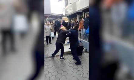Ököllel ütött le egy kommunális rendőrnőt egy utcai árus Belgrádban (Videó)