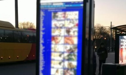 A menetrend helyett pornográf tartalom szerepelt egy svédországi vasútállomás információs tábláján