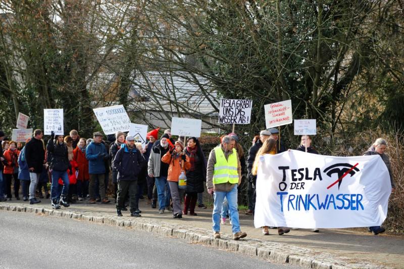 A Tesla-gyár ellen tüntettek Berlin mellett