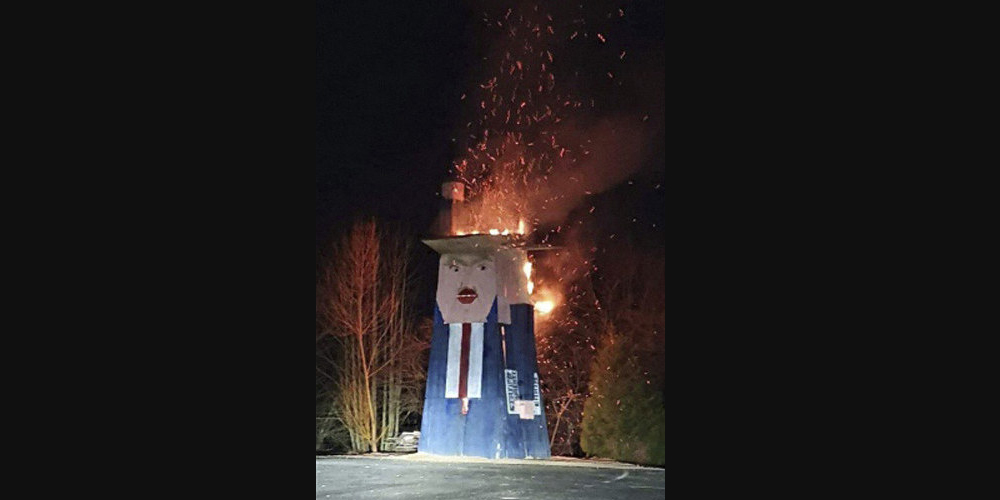 Felgyújtották Donald Trump szlovéniai faszobrát