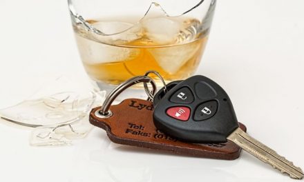 Súlyos alkoholos befolyásoltság alatt vezetett a kezdő sofőr, félbetörte a telefonoszlopot