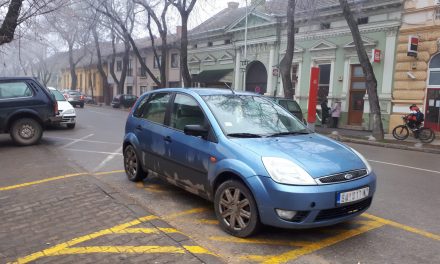 Zentai parkolás: Mozgáskorlátozottaknak fenntartott helyre állni, keresztben