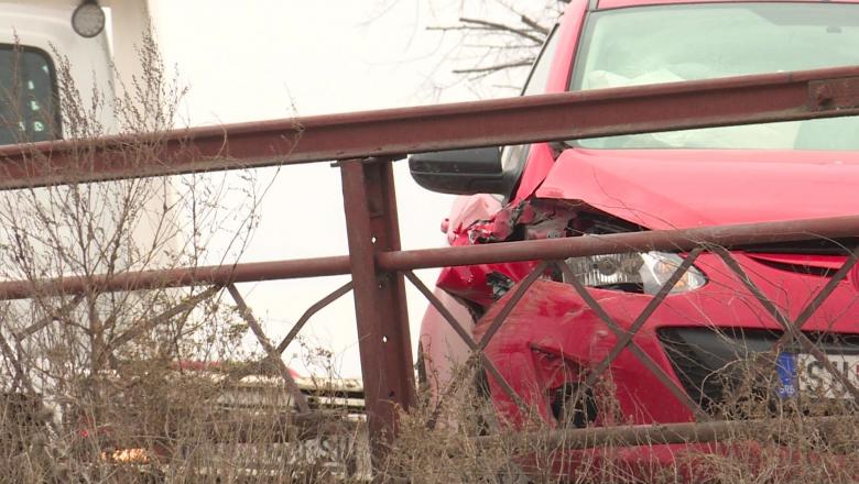 Szabadka: Védőkorlátnak hajtott egy sofőr a Majsai-hídon