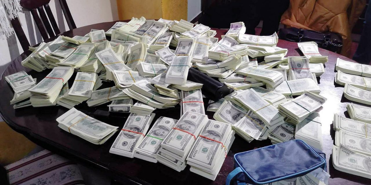 Kétmillió hamis dollárt rejtegettek a padláson, a rendőrség elkapta őket (fotók)