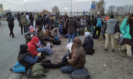 Békésen követelik a magyar határnyitást a menekültek