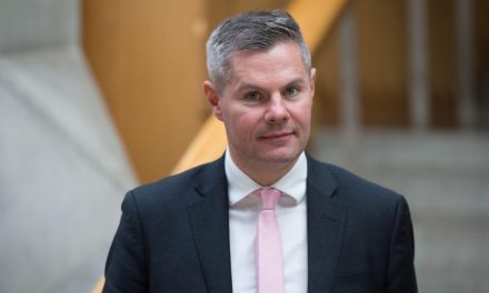 Lemondott a skót pénzügyminiszter, aki a Facebookon próbált elcsábítani egy 16 éves fiút
