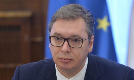 Vučić: Szerbia reggel nyolctól lezárja határait a személyforgalom előtt