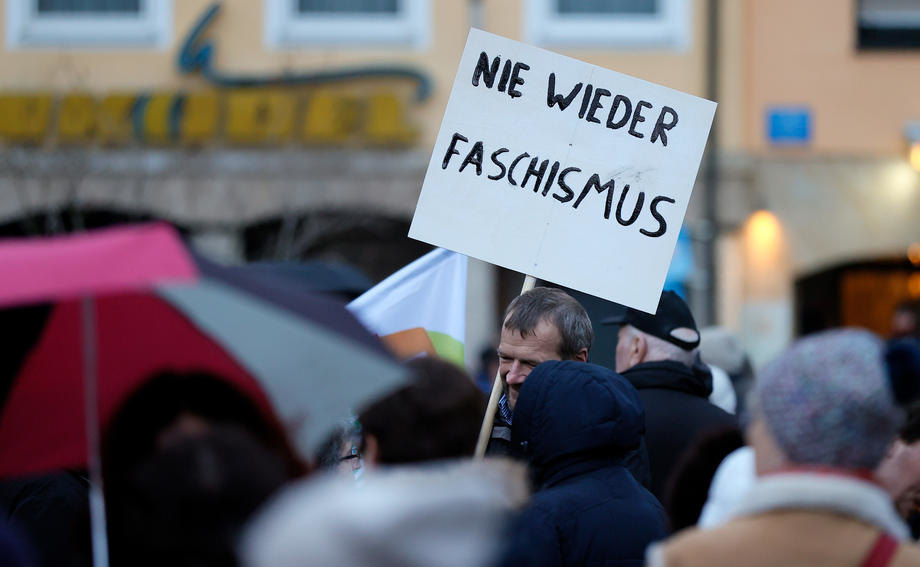 Elnézést kért a német szélsőjobboldali párt az általuk terjesztett rasszista kifestőkért