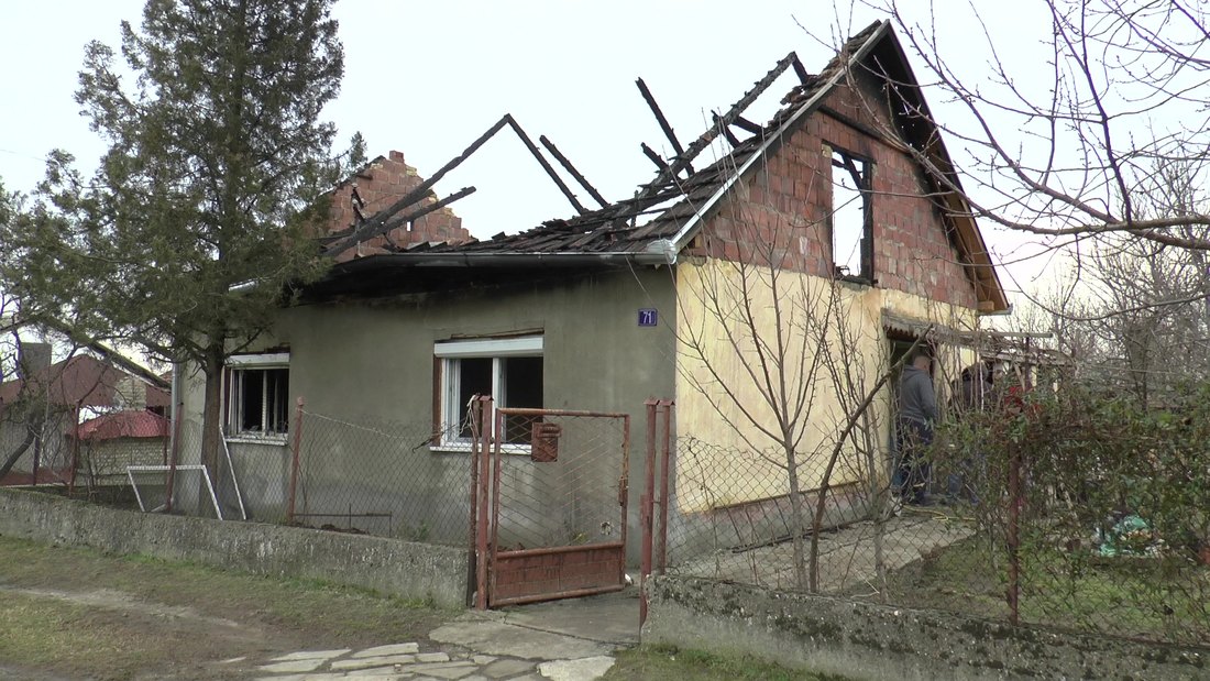 Leégett egy óbecsei ház, a család segítségre szorul (fotók)