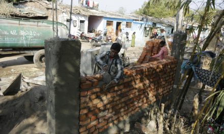 Fallal takarják el a szegényeket Trump elől Indiában