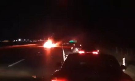 Baleset az autópályán: Egy autó kigyulladt, egy másik lesodródott az útról (Videó)