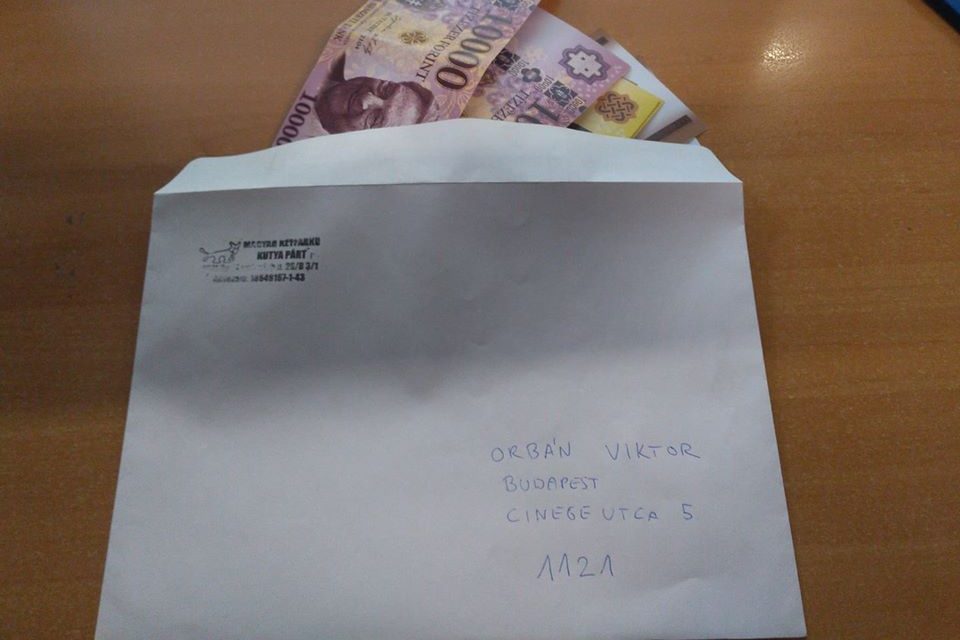 A Kutyapárt pénzt küldött Orbán Viktornak, miután adóbevallásból kiderült, hogy nincs megtakarítása
