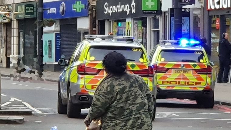 Késeléses támadás történt Londonban, a támadót lelőtték