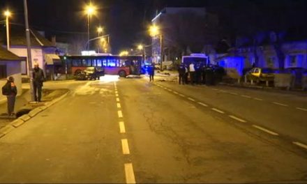 Két busz és egy személygépkocsi ütközött Zimonyban, a buszsofőr meghalt, három személy megsérült